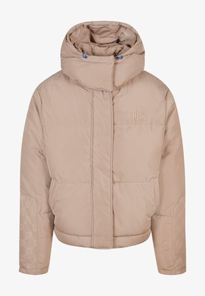 Beige polstret jakke med høj krave, frontlynlås og præget mønster på ærmerne. Har broderet logo på brystet.