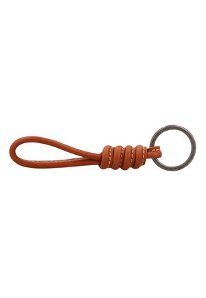 Brauner Lederschlüsselanhänger mit Metallring, der durch einen Knoten mit weißer Naht auf weißem Hintergrund gesichert ist.