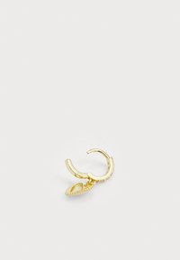Boucle d'oreille en or avec un petit pendentif en forme de feuille, texturé avec une bordure à perles et des surfaces lisses.