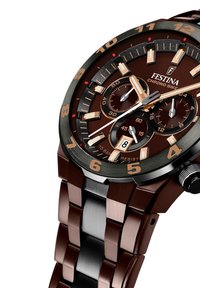 Bruine metalen polshorloge met een zwarte bezel, chronograaf subdials, grote Arabische cijfers en een gestructureerde bruine wijzerplaat. Voorzien van een schakelarmband.