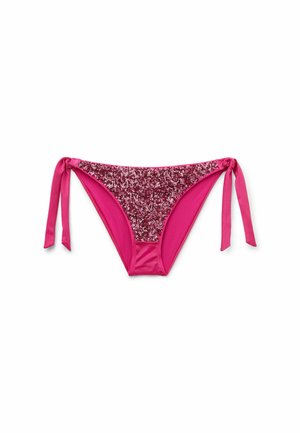 Parte inferior de bikini rosa con tirantes laterales ajustables. La parte delantera presenta un panel de lentejuelas brillantes, mientras que el resto es de una tela lisa y sólida de color rosa.