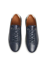 Läder sneakers i marinblått med en vit sula. Funktioner inkluderar runda snören, en slät yta och en tanfärgad innersula med varumärkesdetaljer.