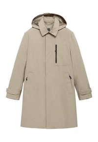 Impermeabile beige con cappuccio, dotato di tasca frontale con zip e tasche laterali, realizzato in tessuto morbido con una vestibilità rilassata e maniche arrotolate.