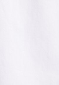 Tessuto bianco con una sottile texture diagonale e una superficie liscia, che offre un aspetto pulito e minimalista.