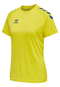 Gul sports t-shirt lavet af glat, syntetisk stof. Har blå chevron-detaljer på skuldrene og en rund halsudskæring. Brandlogoet er synligt.
