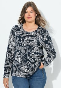 Langärmliges Oberteil aus navyfarbigem Stoff mit einem Muster von weißen Häusern und Bäumen. Runde Ausschnitt, lockerer Schnitt, leichtes Material und gerader Saum.