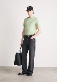 GANT SHIELD - T-shirts - milky matcha