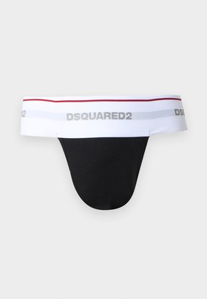Fekete tanga széles fehér derékpánttal, rajta "DSQUARED2" felirat és egy vékony piros csík a felső szél mentén.