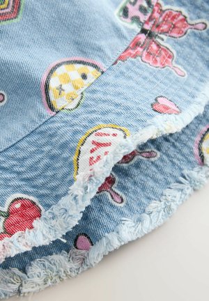 Blauer Denimstoff-Bucket-Hut mit bunten Eiscreme- und Herzmustern, ausgestattet mit einem ausgefransten Rand und strukturierter Oberfläche.