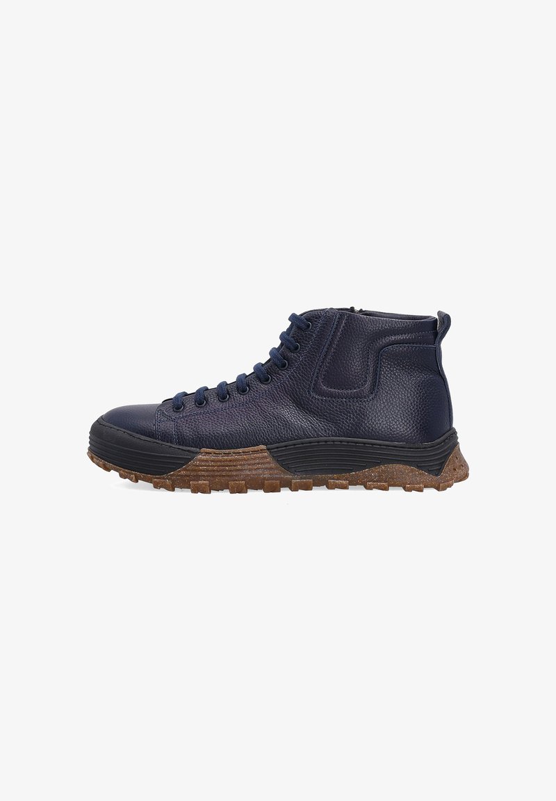 Hochschnitt-Sneaker aus dunkelblauem Leder mit strukturiertem Finish, ausgestattet mit einer Gummisohle mit braunem, geripptem Muster und Schnürverschluss.
