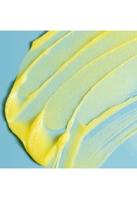Textura cremosa con pinceladas curvas y en capas en azul pastel y amarillo claro. Superficie suave con un acabado brillante y un ligero brillo.