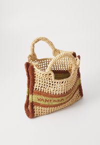 Geweven totebag in beige met aardse bruine en groene strepen, voorzien van ronde handvatten en een open bovenkant, gemaakt van getextureerde natuurlijke vezels.