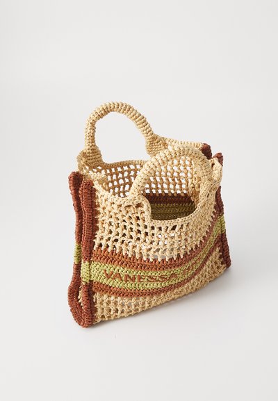 Sac fourre-tout tissé en beige avec des rayures marron terre et vertes, doté de poignées arrondies et d'un haut ouvert, fabriqué à partir de fibres naturelles texturées.