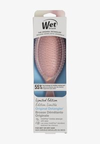 Wet Brush Original Detangler in een roze doorzichtige doos. Ovale borstel met flexibele haren en een gebogen handvat, ontworpen voor nat of droog haar.