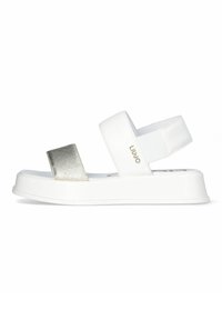 Sandali platform bianchi con una fascia metallica testurizzata, cinturino alla caviglia regolabile e suola liscia bianca. Adatti per un abbigliamento casual.