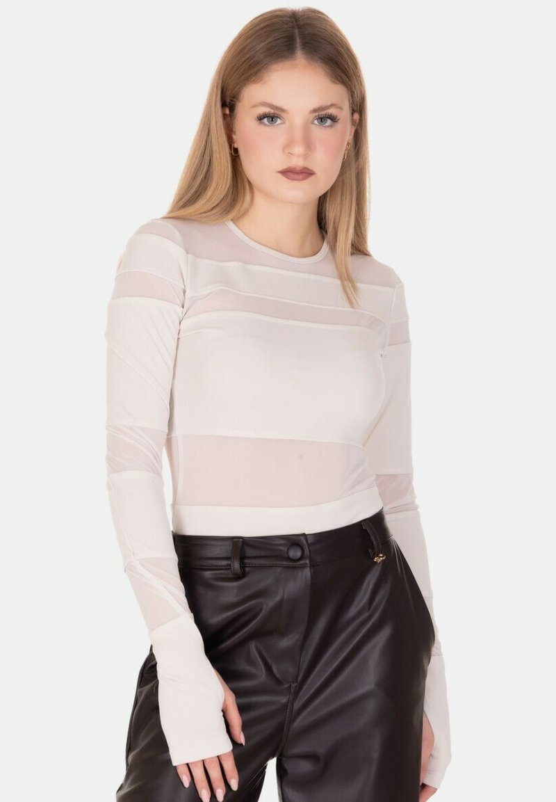 Maglia a maniche lunghe color beige chiaro con righe orizzontali trasparenti, realizzata in un tessuto elasticizzato. Presenta un design aderente e polsini con foro per il pollice.