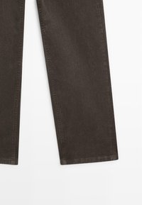 Pantalon brun foncé à jambes droites, montré du milieu de la cuisse jusqu'à l'ourlet sur fond blanc.