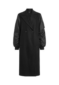 Cappotto nero doppiopetto con maniche lunghe e voluminose realizzato in tessuto lucido. Presenta due tasche frontali e un dettaglio in vita aderente.