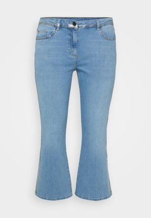 Calças de ganga azul claro em forma de sino com um design de cinco bolsos, apresentando um fecho de botão e costura contrastante ao longo das costuras.