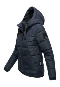 Marineblå pufferjakke med aftagelig hætte, lynlås foran, ribbede manchetter, quiltet tekstur og et logo patch på venstre ærme.