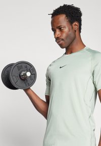 Nike Performance SLIM TOP - T-skjorte til trening - jade horizon/black