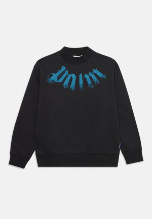 Sweat-shirt noir à manches longues avec un col haut et un motif de texte bleu de style gothique sur la poitrine.