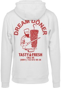Hvit hettegenser med rødt trykkdesign som viser en kokk, et vertikalt spyd med kjøtt, samt tekstene: "DREAM DÖNER," "TASTY & FRESH," og et telefonnummer.