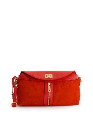 Rote Leder- und Wildleder-Handtasche mit Klappenoberteil, goldfarbener Hardware und einer Vordertasche mit Reißverschluss. Verstellbarer Tragegurt inklusive. Glatte und strukturierte Oberflächen.