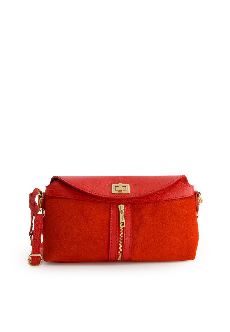 Rote Leder- und Wildleder-Handtasche mit Klappenoberteil, goldfarbener Hardware und einer Vordertasche mit Reißverschluss. Verstellbarer Tragegurt inklusive. Glatte und strukturierte Oberflächen.
