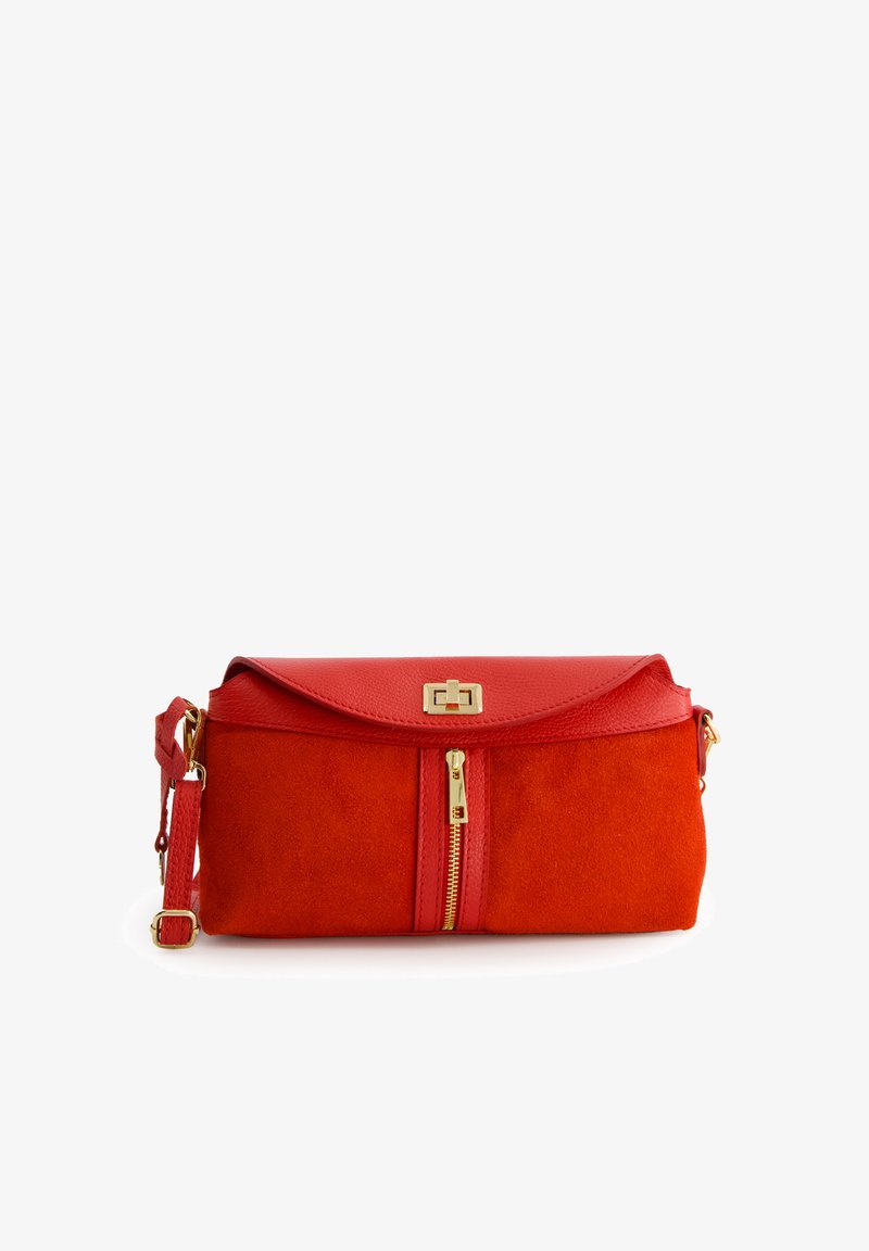 Rød læder- og suede handbag med flap-top, guldfarvet hardware og en frontlomme med lynlås. Justerbar strap inkluderet. Glatte og strukturerede overflader.