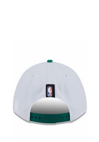 Weißer Baseball-Cap mit einem grünen verstellbaren Riemen. Verfügt über einen grünen Knopf oben und ein schwarzes NBA-Logo-Patch auf der Rückseite.