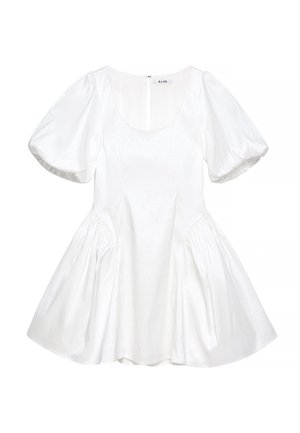 Witte jurk met pofmouwen van soepele stof, met een ronde halslijn, geplooide zijkanten en een uitlopende rok. Ritsluiting aan de achterkant.