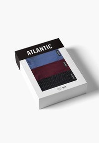 Trzy wzorzyste bokserki w kolorach czerwonym, niebieskim i czarnym wewnątrz białego pudełka z czarną pokrywą, oznaczone napisem "ATLANTIC" i logo.