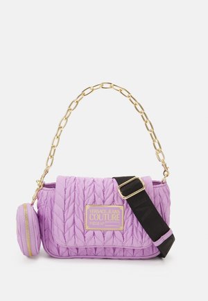 Quiltet lavendelfarvet håndtaske med guldkædehåndtag, sort justerbar rem, lille rund pung fastgjort og gyldent Versace Jeans Couture-mærke.