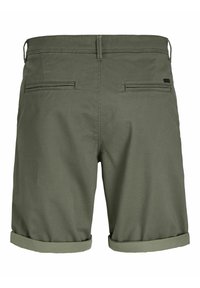 Shorts en khaki avec un tissu texturé, deux poches arrière et des ourlets roulés. Présente un design simple et ajusté avec un matériel minimal.