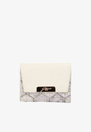 Lille beige pung med geometrisk mønster og en sort metal logo plade på frontklappen.