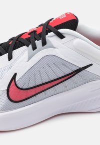 Nike Performance QUEST 5 - Road running shoes - white/fire red/light smoke grey/black