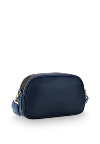 Navyblaue Leder-Crossbody-Tasche mit strukturiertem Oberflächen, Reißverschluss in Goldfarbe und verstellbarem Tragegurt. Rechteckige Form mit abgerundeten Kanten.