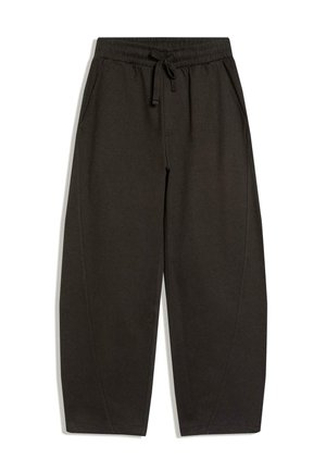 Črne široke trenirke z elastičnim pasom in vrvico za zategovanje, z bočnima žepoma in preprostimi šivi.