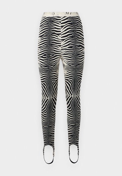 Leggings cu imprimeu de zebră, având o paletă de culori alb-negru, material elastic, talie înaltă și deschideri pentru picioare cu bretele.