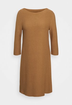 Robe tricotée marron longueur genou avec manches trois-quarts et col rond, présentée sur un fond blanc uni.
