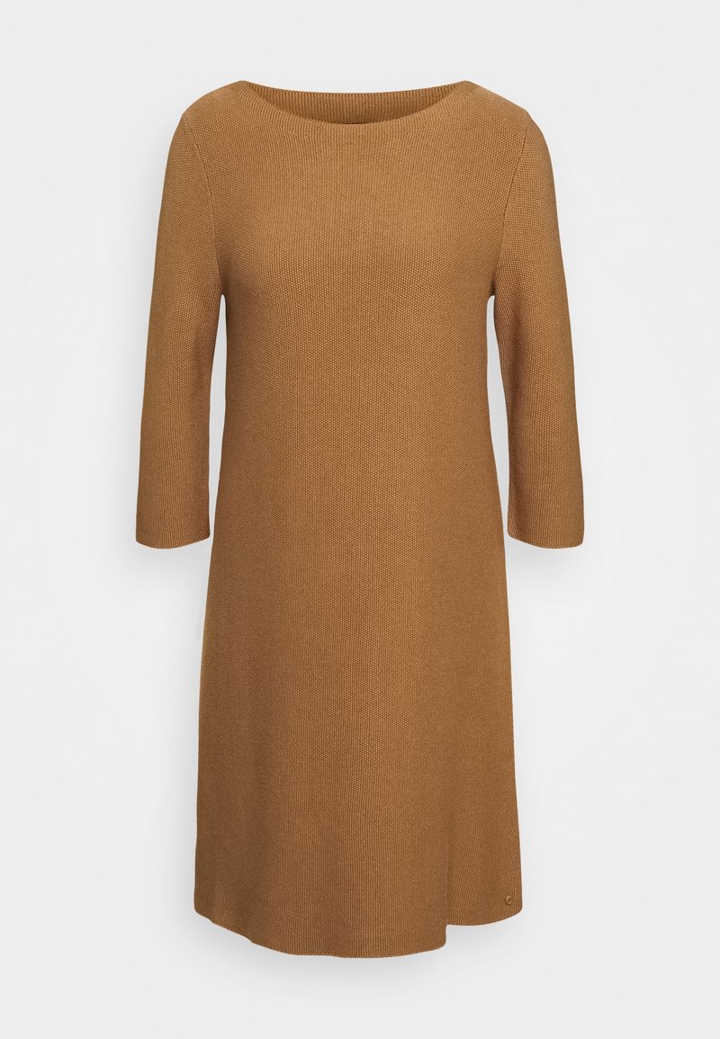 Robe tricotée marron longueur genou avec manches trois-quarts et col rond, présentée sur un fond blanc uni.