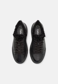 Sorte lær sneakers med en lodden sort foret, med sorte snørebånd, rund tå og en polstret indersål mærket "Gabo."
