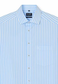 Camicia button-up azzurro chiaro a righe verticali, vestibilità moderna, con taschino sul petto e bottoni argentati. Tessuto liscio, colletto classico.