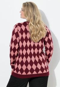 Maglione con motivo argyle in bordeaux e rosa chiaro, realizzato in un morbido tessuto a maglia, con maniche lunghe e orlo a coste, visto da dietro.