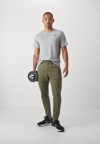 Nike Performance TAPER - Pantalones deportivos - medium olive/black