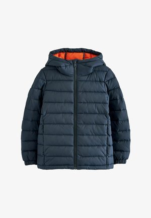 Gepolsterte Jacke in dunkelblau mit einem Reißverschluss und Kapuze. Sie verfügt über horizontale Nähte und ein orangefarbiges Futter in der Kapuze.