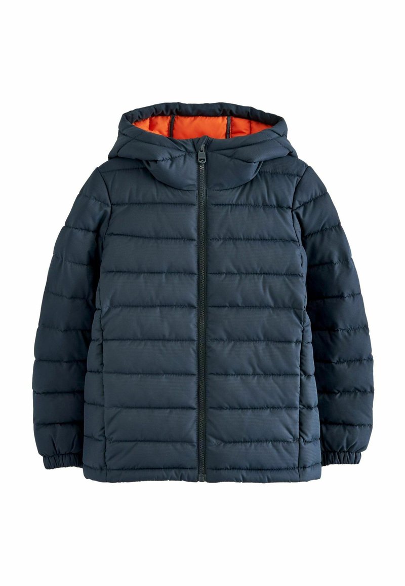 Veste matelassée en bleu marine foncé avec fermeture éclair et capuche. Elle présente des coutures horizontales et une doublure orange à l'intérieur de la capuche.