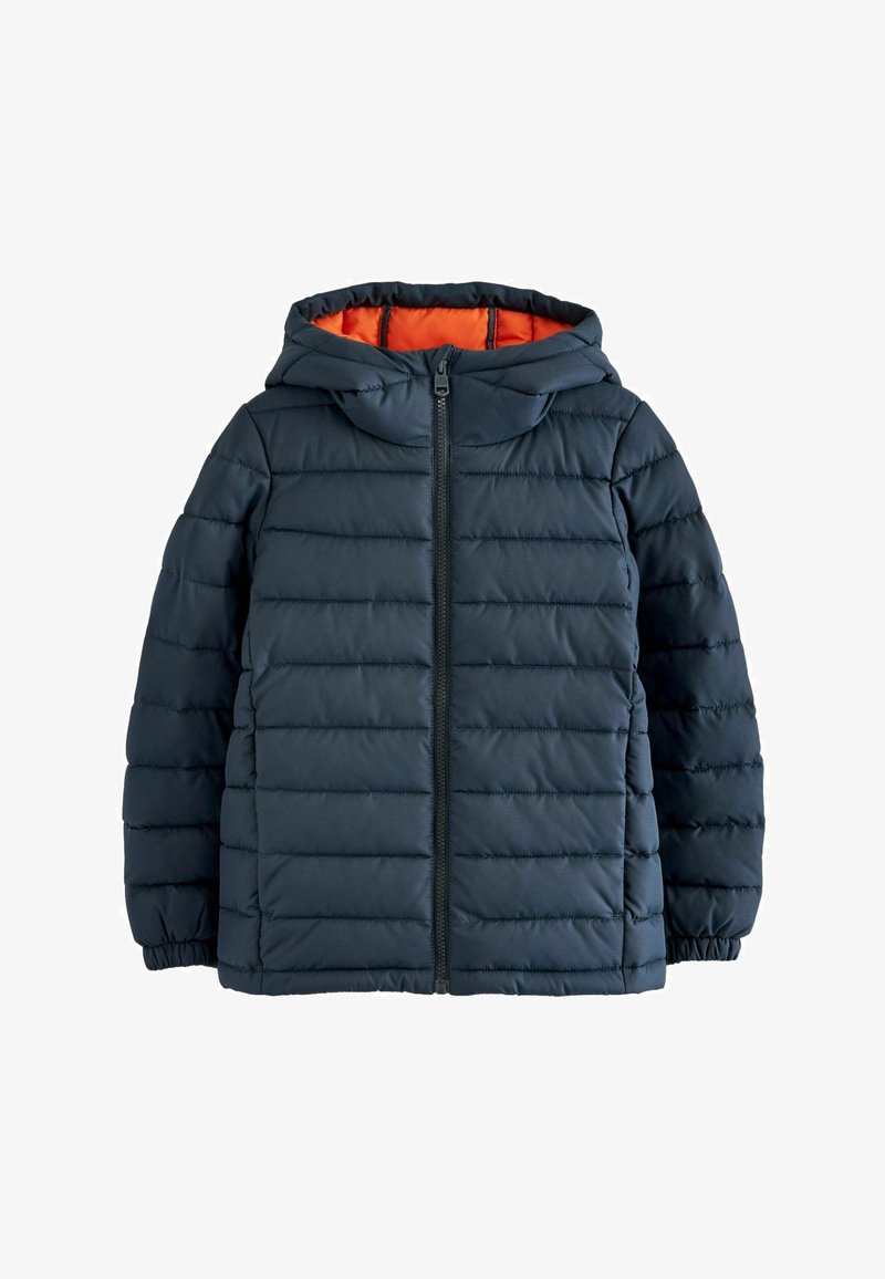 Gewatteerde jas in donker marineblauw met een ritsluiting en een capuchon. Kenmerken zijn horizontale stiksels en een oranje voering binnenin de capuchon.
