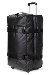 Schwarzer Koffer mit Rädern aus strapazierfähigem Stoff, ausgestattet mit einem teleskopischen Griff, zwei Sicherungsriemen und leichtgängigen Rollen.